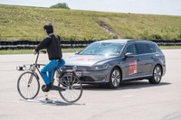 ボッシュ、予測緊急ブレーキを開発…自転車や歩行者を保護 画像
