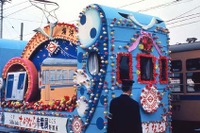 45年ぶり、横浜市電の「花電車」が復活…保存の無蓋貨車にイルミネーション 9月23日 画像