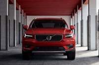 ボルボ XC40、EVとハイブリッド設定へ…全車電動化戦略の一環 画像
