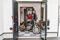 ドアノブがバイクのハンドル…東京立石にライダー向け賃貸物件、月8万6000円から 画像