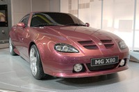 【フランクフルトショー2001速報】となりのジャガー『Rクーペ』がおとなしく見えるMG『X80』 画像