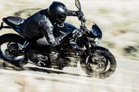 トライアンフ ストリートトリプル にローシートモデル追加 画像