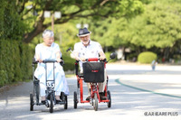 折りたたみ式電動カート…ボタンを押すだけ、旅行トランク並みのサイズ 画像