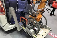 【福祉機器展2017】5ナンバーサイズが行動範囲を広げる…日産 セレナ チェアキャブリフター 画像