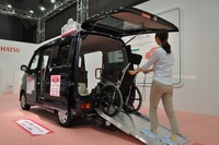 【福祉機器展2017】ダイハツは軽福祉車両フルラインナップを出展、理学療法士のステージも 画像