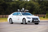 トヨタ、最新の自動運転実験車を公開…助手席ステアリングの狙いは? 画像