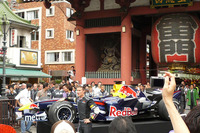 レッドブル、浅草お練り＆F1走行 画像