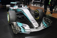 【東京モーターショー2017】最新のメルセデスF1マシンが展示、2016年のチャンピオントロフィも 画像