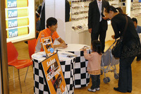 スパイカー 山本左近 サイン会にぎわう 画像