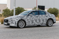 メルセデス Aクラス セダン の姿を鮮明にキャッチ…CLA との差別化は? 画像