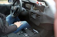 BMW 1シリーズ 次期型のコックピットをスクープ! 見えた2つの大画面 画像