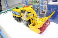 こうなっていたのか！ ワンオフのRC除雪車で構造が分かった…日本除雪機製作所【ハイウェイテクノ2017】 画像