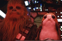 スターウォーズ新キャラ、“ポーグ”＆チューバッカは迷コンビ!?［動画］ 画像
