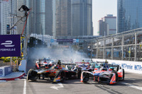 開幕戦はサム・バードが逃げ切り勝利…1周目にして赤旗中断も【フォーミュラE】 画像