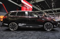 三菱 アウトランダーPHEV、米国初投入…3万4595ドルから【ロサンゼルスモーターショー2017】 画像