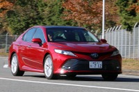 国産セダンの存在が薄れつつある中、魅力的なモデルが登場した…飯田裕子【カーオブザイヤー2017-18】 画像