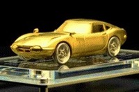 純金のトヨタ 2000GT、1/42スケールでお値段は…？ 画像