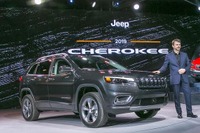 ジープ チェロキー 改良新型、2.0ターボ+9速ATを新設定…デトロイトモーターショー2018で発表 画像