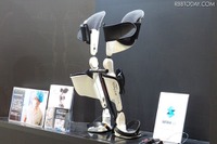 身に付ける椅子「アルケリス」今春発売へ、一般向け・レンタルも視野…ロボデックス2018 画像