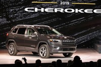 ジープ チェロキー 改良新型、新世代コネクト搭載…デトロイトモーターショー2018 画像
