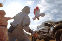 節分に『鬼の逆襲』だ!! 鬼と巫女との壮絶アクロバティックバトル［動画］ 画像