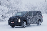 三菱 デリカD:5 新型、テスト車両をスクープ!「ダイナミックシールド」顔を確認 画像