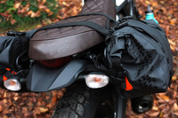 「俺は濡れても荷物は濡らさない」ターポリン素材のバイク用バッグ発売 ドッペルギャンガー 画像