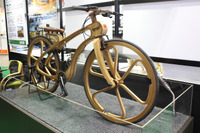 ほぼ木製! プライウッドのクロスバイクの完成度に驚き…新機能材料展2018 画像