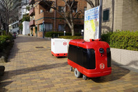 宅配ロボットを物流支援ロボットがカルガモ追従、流通コスト削減に向けZMPが実証実験 画像