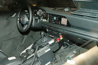 発表間近…ポルシェ 911 新型、MT仕様のコックピットをスクープ 画像
