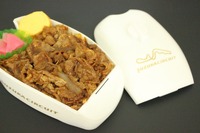 「バイクすき弁当」発売へ、タンク型弁当箱に牛すき丼 鈴鹿ファン感謝デー 画像