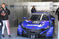 【SUPER GT】今季NSXでレギュラー参戦のF1王者ジェンソン・バトン、鈴鹿ファン感に笑顔で登場 画像