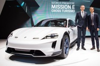 ポルシェ ミッションEクロスツーリスモ はフルデジタルコクピットに新開発アプリ搭載…ジュネーブモーターショー2018 画像