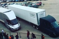 テスラのEVトラック『セミ』、荷物を運ぶ実証テストを開始…バッテリーを輸送 画像