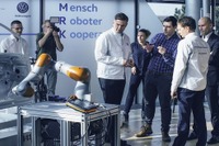 VWが工場でセンサージャケット導入へ…ロボットを効率的にトレーニング 画像