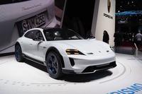 ポルシェの電動SUVに複数充電方式、15分で400km分の充電も…ジュネーブモーターショー2018 画像
