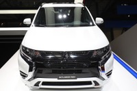 三菱 アウトランダー PHEV、ダイナミックシールド顔が進化…ジュネーブモーターショー2018 画像