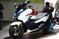 ホンダ フォルツァ 新型はパワースクリーン、スマートキー復活…大阪モーターサイクルショー2018 画像