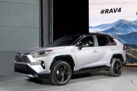 トヨタ RAV4ハイブリッド 新型は新世代システム搭載…ニューヨークモーターショー2018で発表 画像