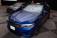 BMW M5 新型、2018ワールドパフォーマンスカーを受賞 画像