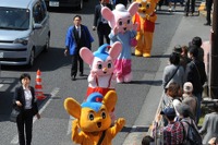 小池都知事も、ピーポファミリーも、巣鴨警察も...さくら祭りで交通安全パレード 画像