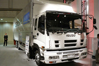 【東京トラックショー07】いすゞ、安全技術搭載 GIGA G-CARGO を出展 画像