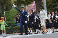 都内の歩行中の事故72%が横断歩道 警視総監が新入学児童に横断訓練 画像
