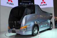【東京モーターショー07】三菱ふそうの実物大モデルにライバルが… 画像