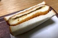 うわさの『カレーパンサンド』、聞いておどろき見てびっくり、食べたらどうだ? 画像