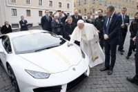 ランボルギーニ ウラカン、ローマ教皇が慈善オークションに…新車価格の4倍で落札 画像