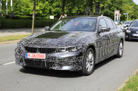 BMW 3シリーズ 新型、ついに実車を目撃!フロントマスクは「i8」似? 画像