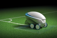 自動でサッカーのピッチに白線を引くロボット発表…日産プロパイロット技術を応用 画像