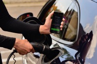 ポルシェ、電動車にデジタル充電サービス…スマホで充電料金の決済も 画像