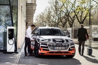 アウディ初の市販EV、『e-tron』に新充電システム…スマートハウスと連携 画像